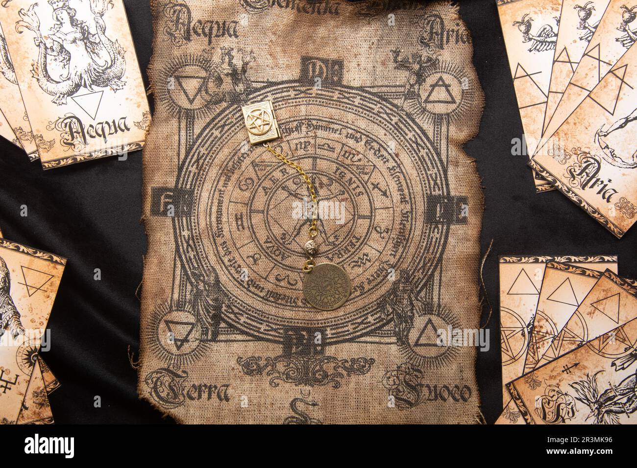 Antico sfondo esoterico stregoneria. Ottoli e paganesimo vecchio simbolo, con misterioso alfabeto rune Foto Stock