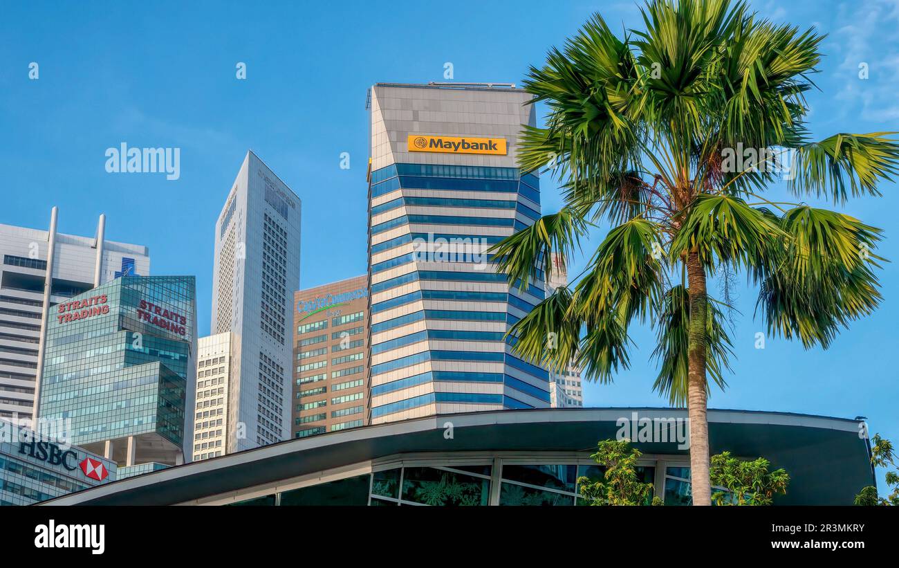 Singapore, Singapore - 6 dicembre 2015. Una vista ad angolo basso di alcuni degli edifici commerciali nel quartiere finanziario del centro cittadino. Foto Stock