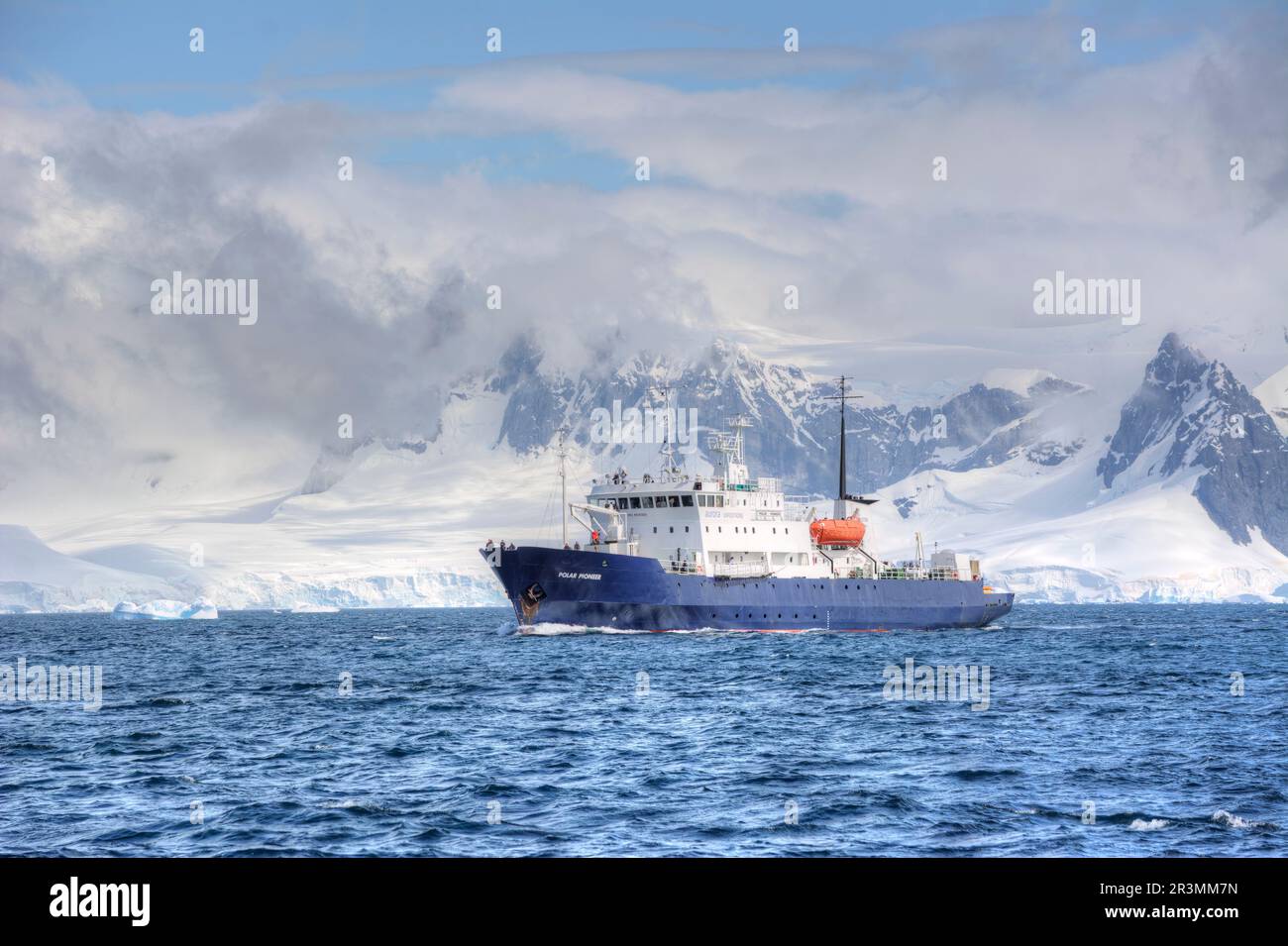 Nave pioniera polare con spedizioni aurora in una crociera antartica Foto Stock