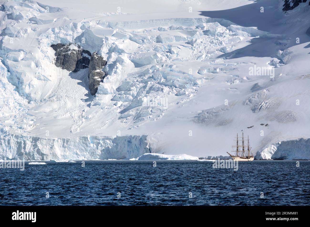 Barca a vela Bark Europa in una crociera antartica Foto Stock