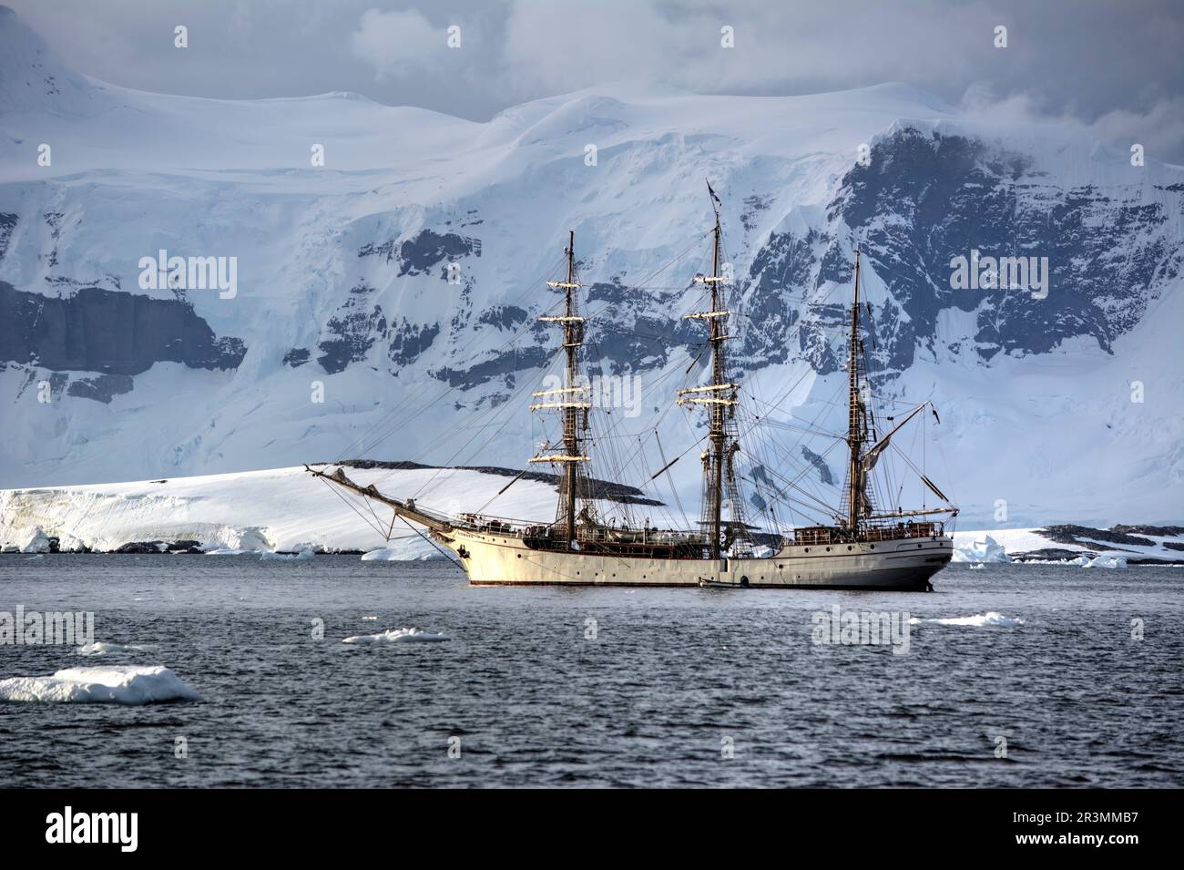 Barca a vela Bark Europa in una crociera antartica Foto Stock