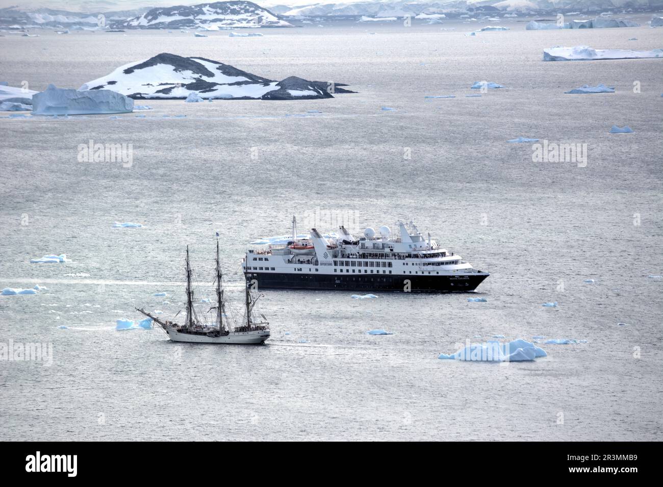 Sailing Bark Europa naviga oltre lo yacht di lusso Ponant le Boreal in una crociera in Antartide Foto Stock