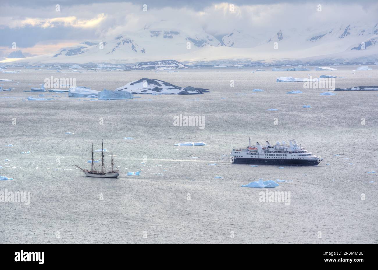 Sailing Bark Europa naviga oltre lo yacht di lusso Ponant le Boreal in una crociera in Antartide Foto Stock