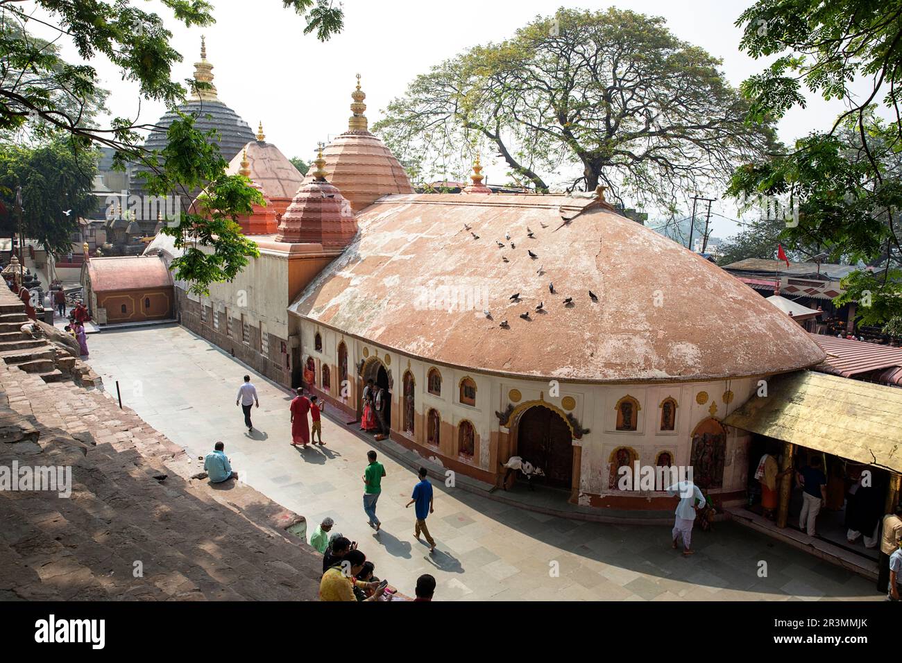 Bellissimo Tempio di Kamakhya, uno dei più antichi e venerati centri di pratiche tantriche, dedicato alla dea Kamakhya, Guwahati, Assam, India Foto Stock