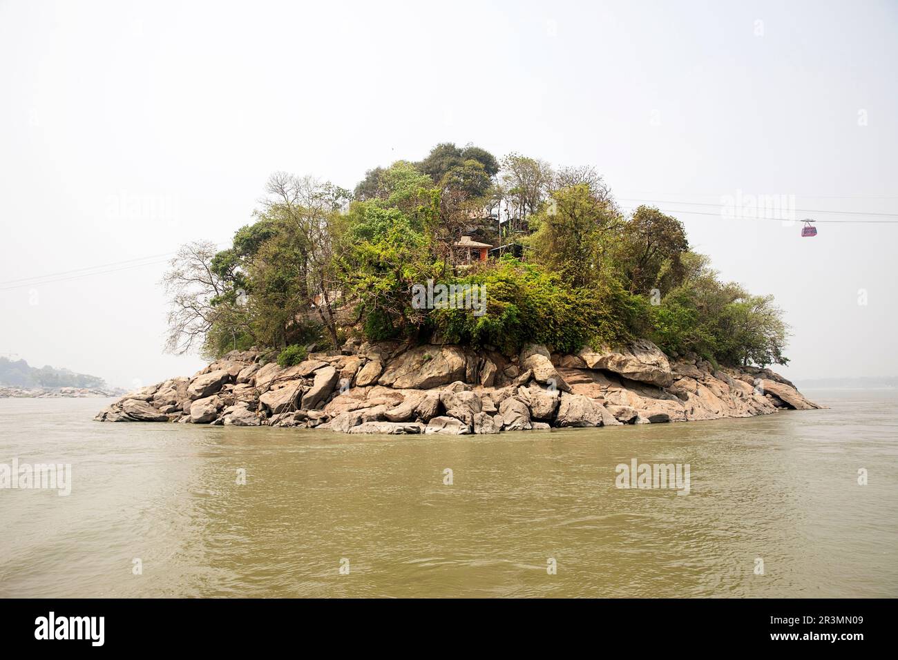 Isola di Umananda con il Tempio di Umananda su di esso, un tempio di Shiva situato nel mezzo del fiume Brahmaputra vicino Guwahati, Assam, India Foto Stock