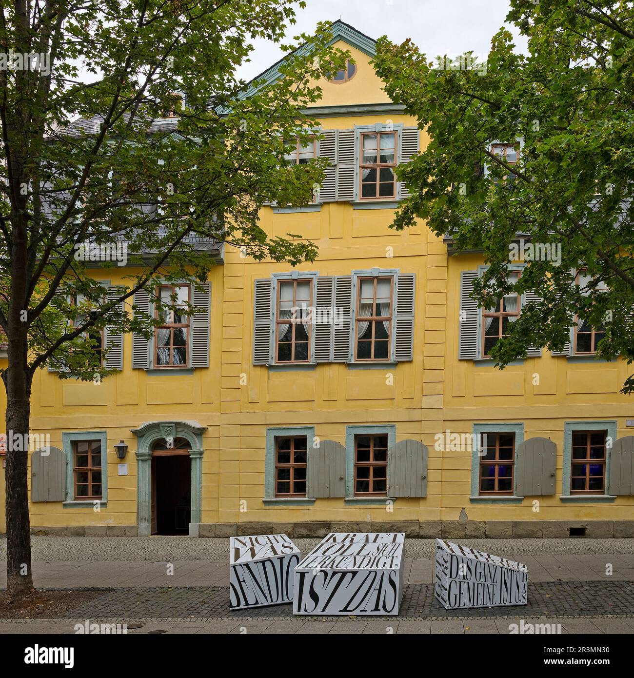 Esplosione linguistica 2022 di fronte alla casa di Friedrich Schiller, Schiller House, Weimar, Germania Foto Stock