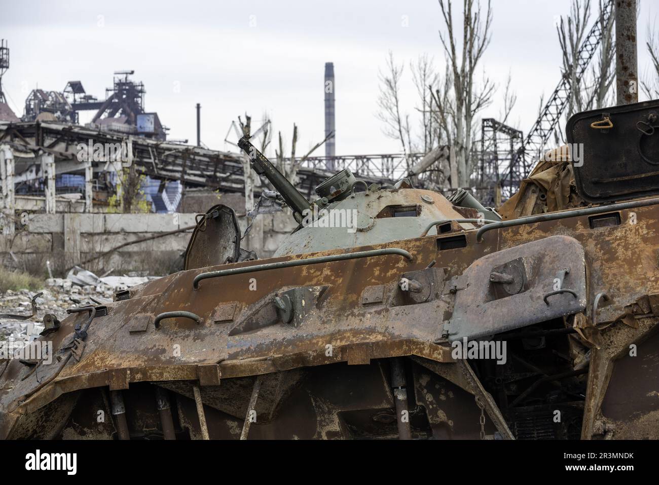 Burnt Tank e distrutto edifici del negozio Azovstal stabilimento di Mariupol Foto Stock
