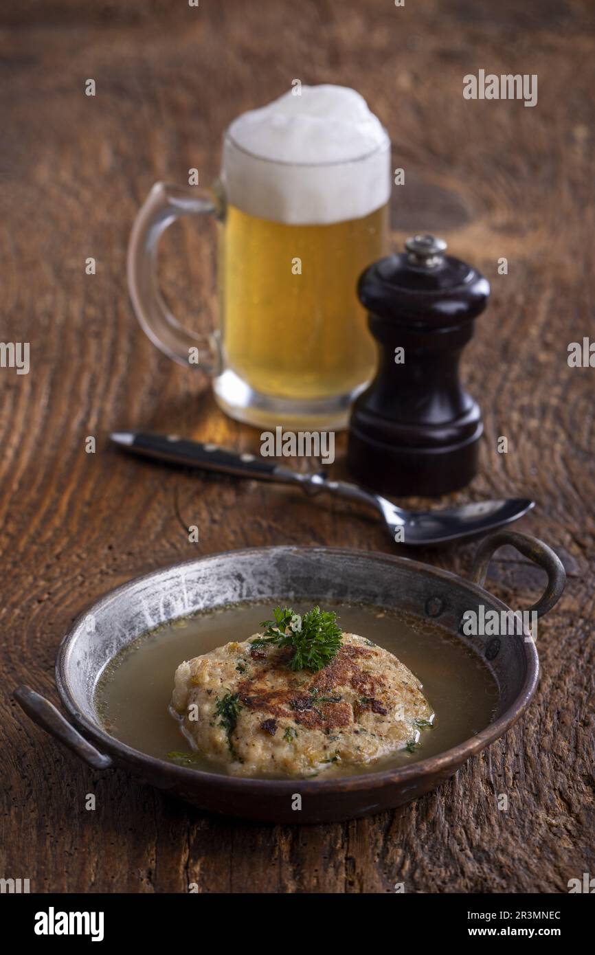 Zuppa austriaca in pentola di rame Foto Stock