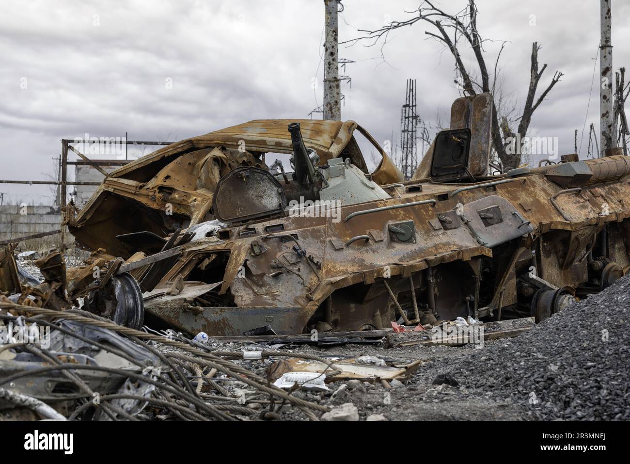 Burnt Tank e distrutto edifici del negozio Azovstal stabilimento di Mariupol Foto Stock