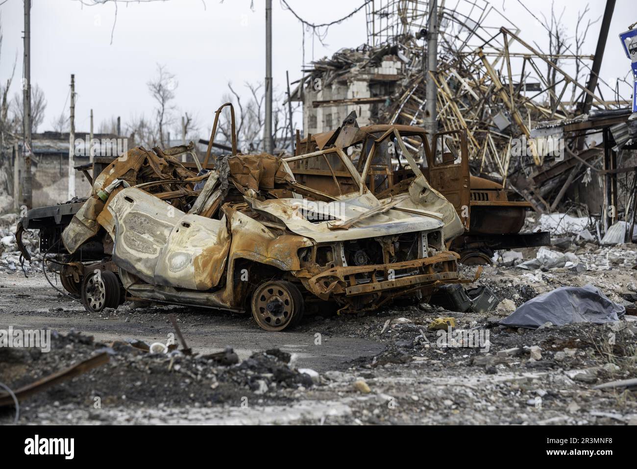 Automobili bruciate e edifici distrutti del laboratorio di Azovstal a Mariupol Foto Stock