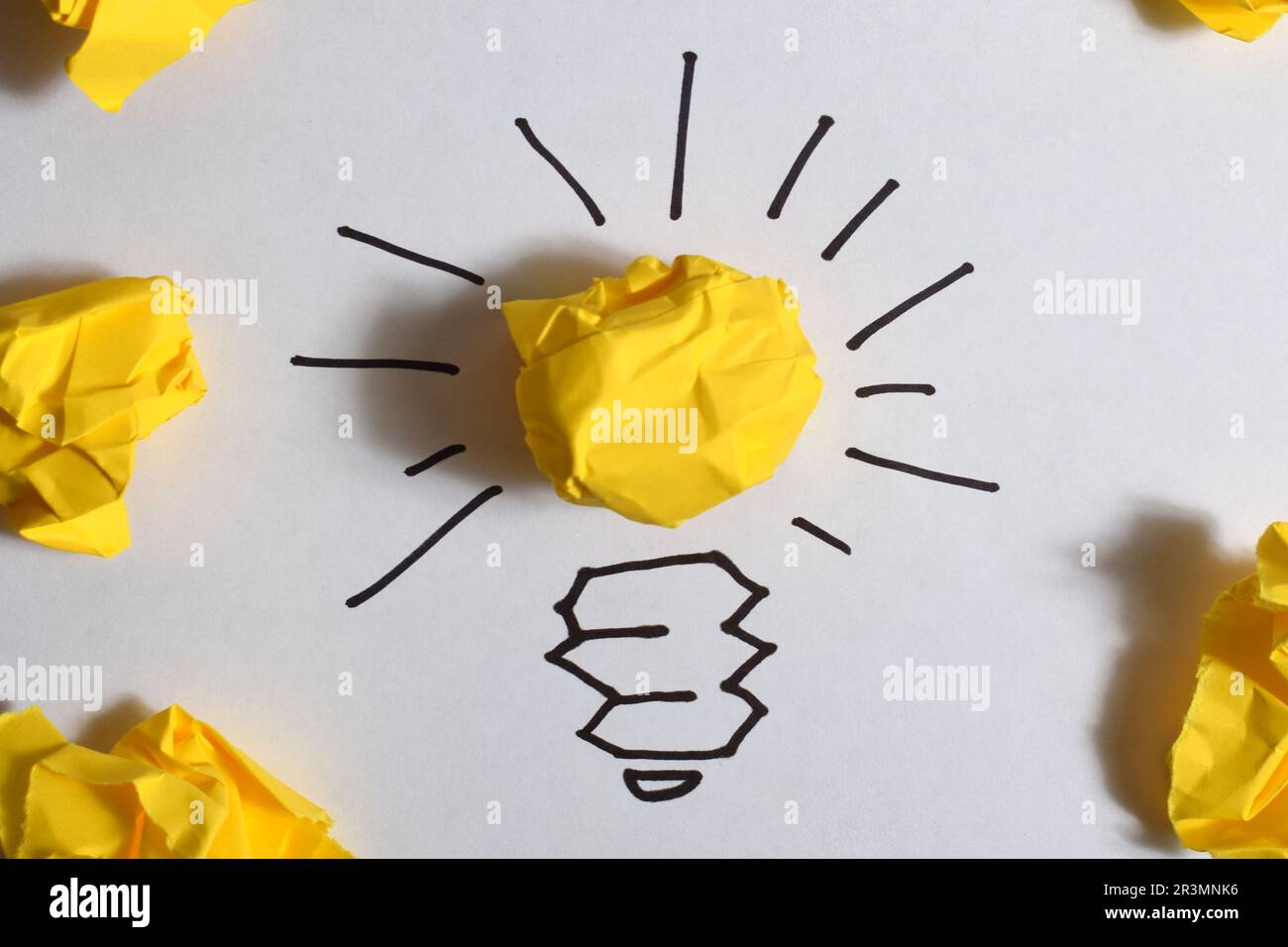 Concetto carta sgualcita lampadina metafora per la buona idea Foto Stock