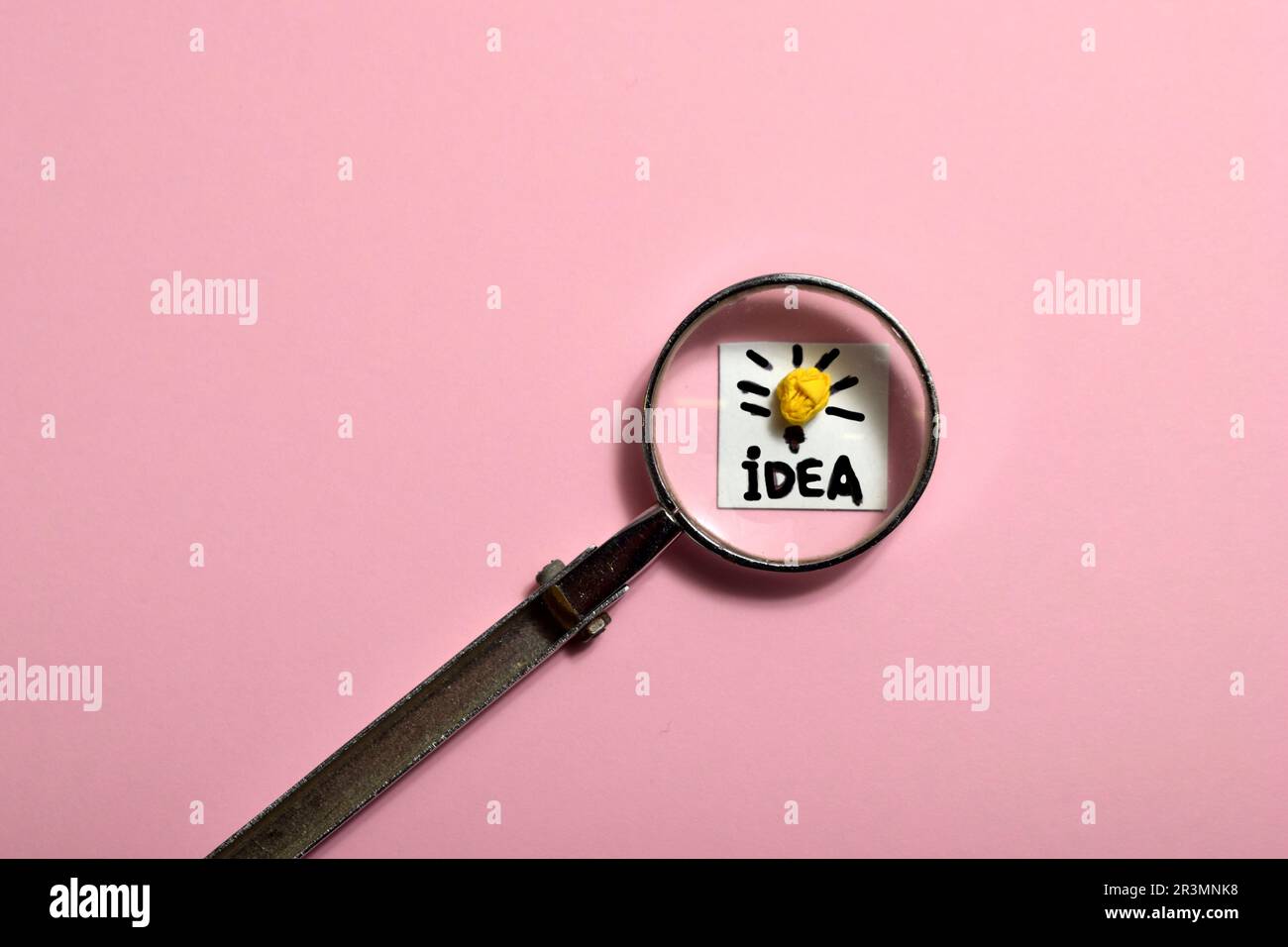 Concetto carta sgualcita lampadina metafora per la buona idea Foto Stock
