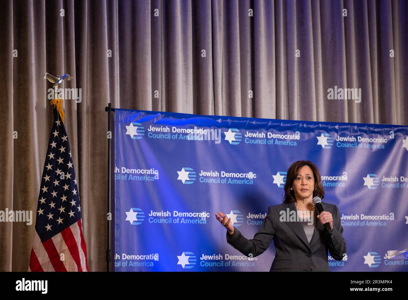 Washington, Stati Uniti. 24th maggio, 2023. Il Vice Presidente degli Stati Uniti Kamala Harris fa le sue osservazioni al Consiglio di Amministrazione del Consiglio democratico Ebraico d'America e al Convento della Nuova Leadership a Washington, DC mercoledì 24 maggio 2023. Credit: Julia Nikhinson/Pool via CNP Credit: Abaca Press/Alamy Live News Foto Stock
