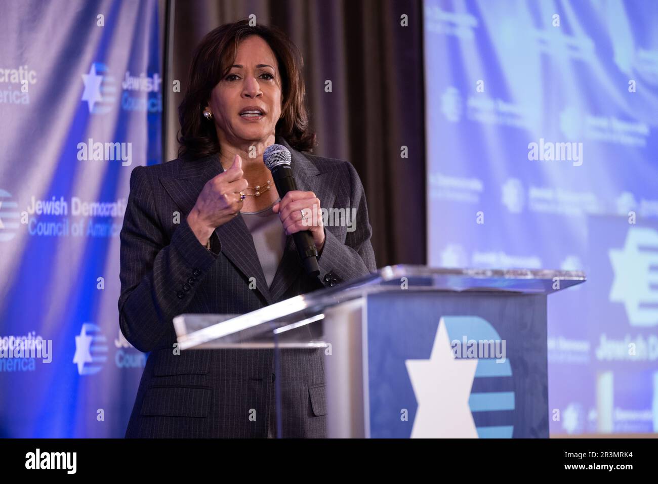 Il Vice Presidente degli Stati Uniti Kamala Harris fa le sue osservazioni al Consiglio di Amministrazione del Consiglio democratico Ebraico d'America e al Convento della Nuova Leadership a Washington, DC mercoledì 24 maggio 2023. Credito: Julia Nikhinson / piscina / Sipa USA Foto Stock