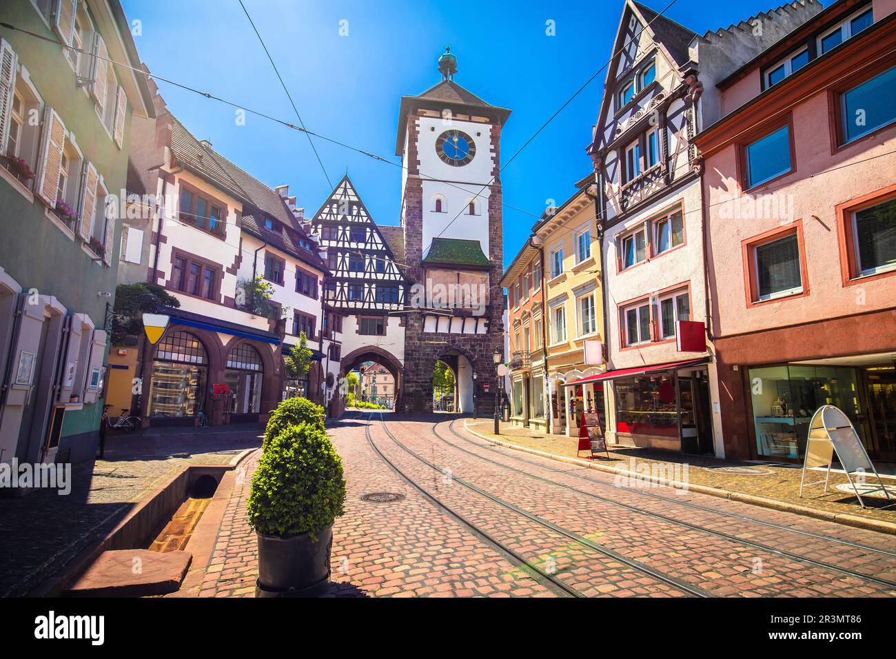 Freiburg im Breisgau storica strada acciottolata e vista architettura colorata, Baden Wurttemberg regione della Germania Foto Stock