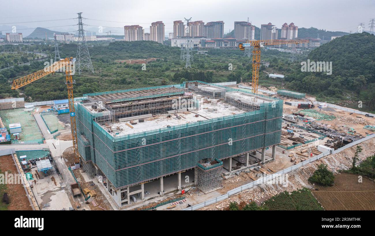 Guiyang. 23rd maggio, 2023. Questa foto aerea scattata il 23 maggio 2023 mostra il sito di costruzione del data center Midea Cloud nella Nuova Area di Guian, nella provincia di Guizhou, nel sud-ovest della Cina. Nel febbraio del 2022, la Cina ha iniziato a lavorare al progetto per costruire un sistema di big data nazionale integrato che prevede la creazione di otto hub informatici nazionali e 10 cluster di data center nazionali. Guizhou è uno degli otto hub e la costruzione di molti progetti di data center è in pieno svolgimento. Credit: Tao Liang/Xinhua/Alamy Live News Foto Stock