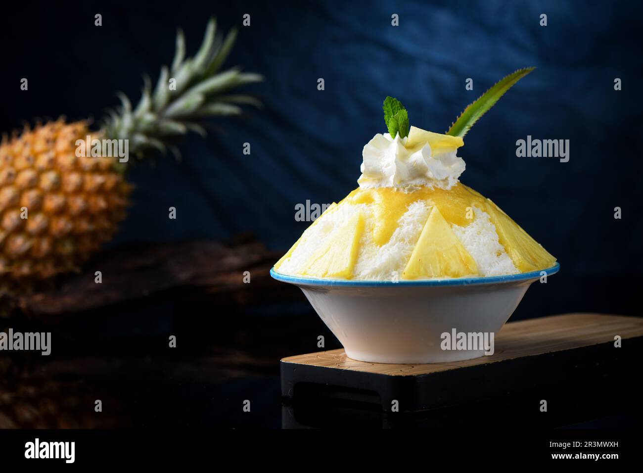 Dessert di ghiaccio coreano rasato con condimenti dolci, Bingsu di mango Foto Stock