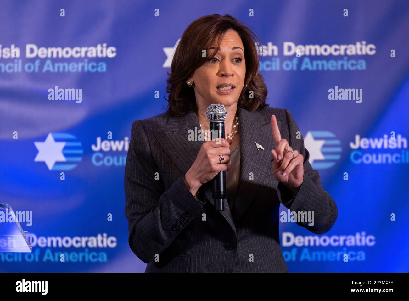 Il Vice Presidente degli Stati Uniti Kamala Harris fa le sue osservazioni al Consiglio di Amministrazione del Consiglio democratico Ebraico d'America e al Convento della Nuova Leadership a Washington, DC mercoledì 24 maggio 2023. Credit: Julia Nikhinson/Pool via CNP Credit: dpa Picture Alliance/Alamy Live News Foto Stock