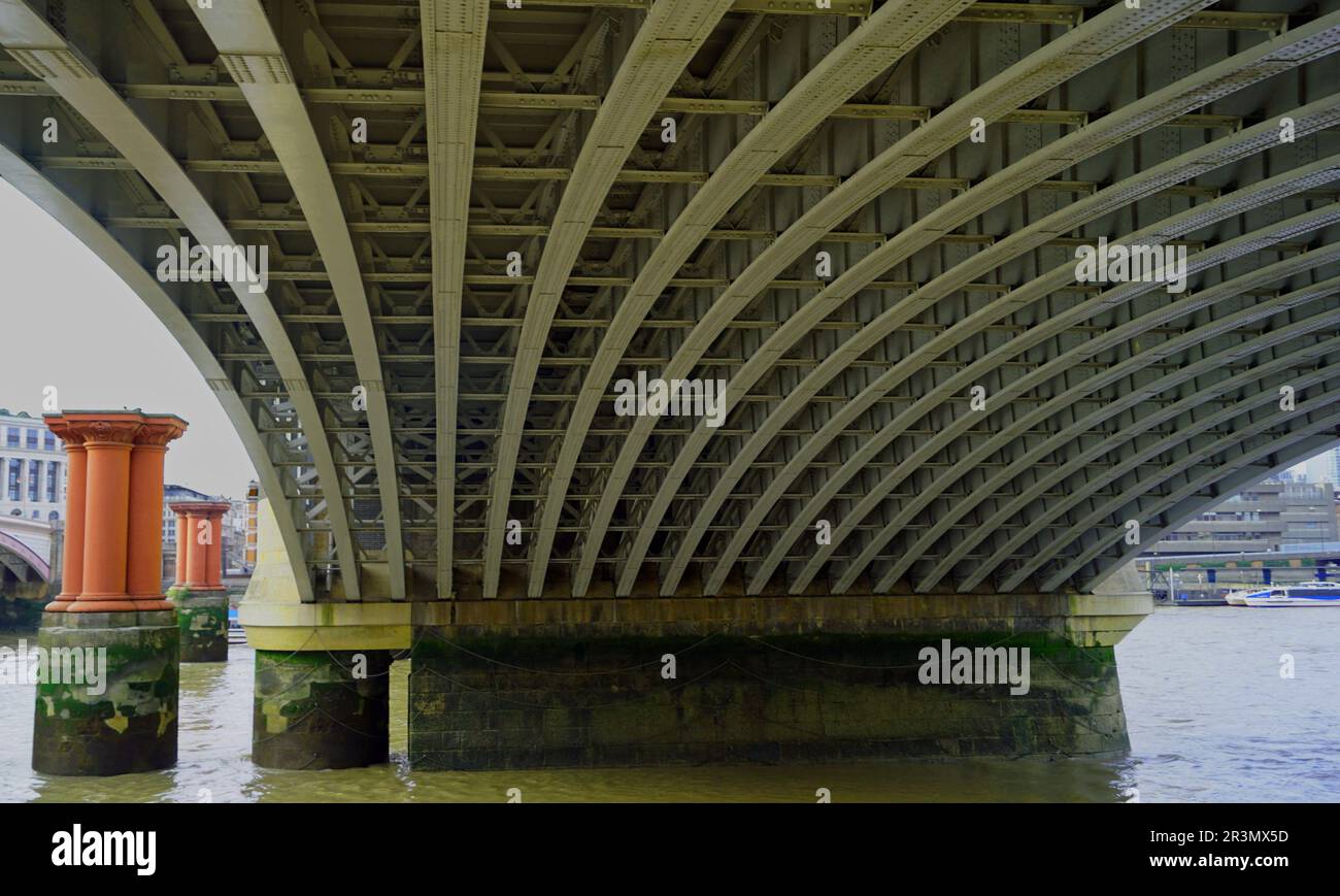 Il ponte ferroviario Blackfriars Foto Stock