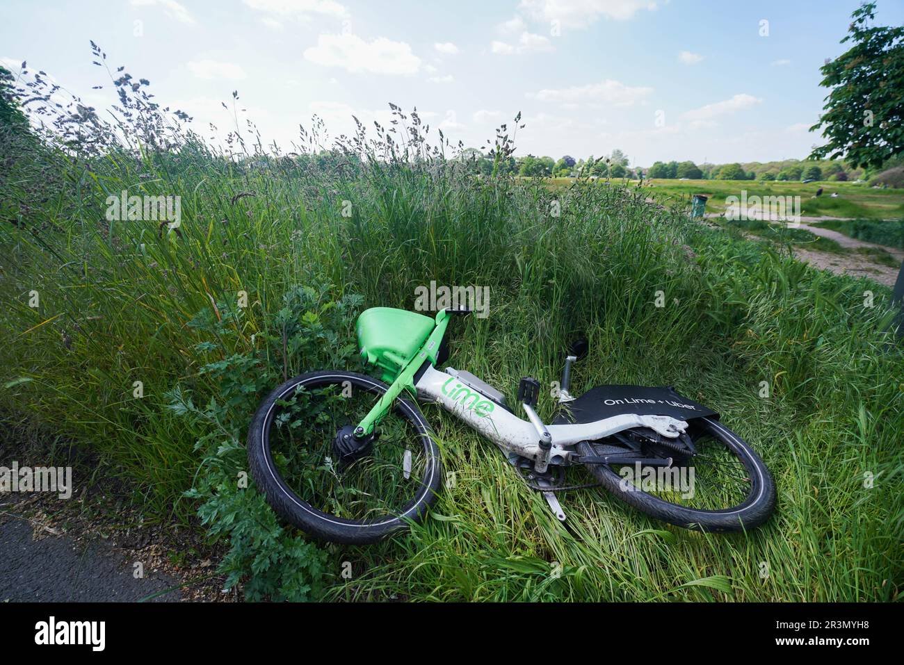 Una bicicletta elettrica Lime Uber abbandonata a Wimbledon Common, Londra, Regno Unito Foto Stock