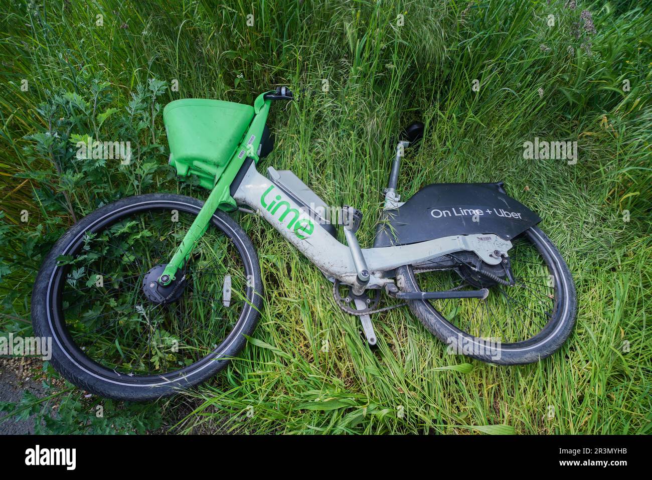 Una bicicletta elettrica Lime Uber abbandonata a Wimbledon Common, Londra, Regno Unito Foto Stock