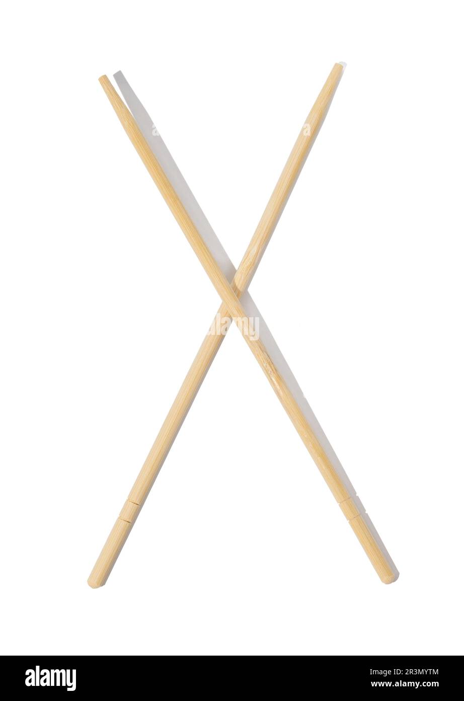 Due bacchette di legno su uno sfondo bianco isolato, vista dall'alto Foto Stock