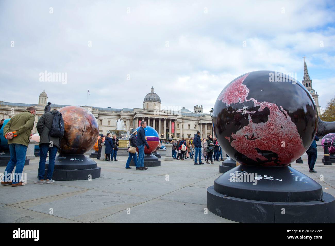 I globi realizzati da artists.are visti come parte dell'installazione reinventata del mondo per la giustizia razziale in Trafalgar Square, Londra. Foto Stock