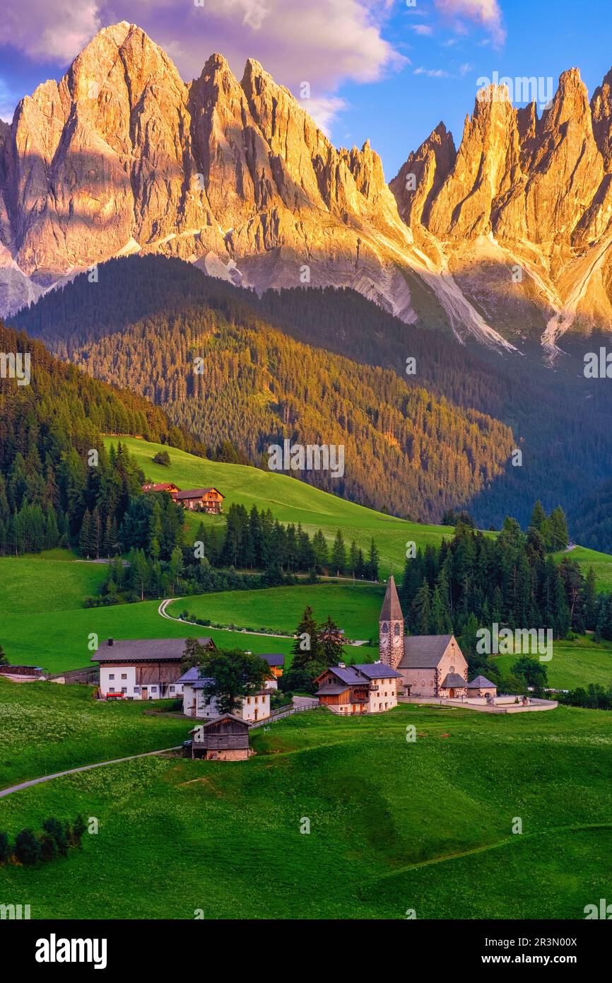 Villaggio Santa Maddalena in Italia, villaggio Santa Maddalena Dolomiti, Val di Funes Foto Stock