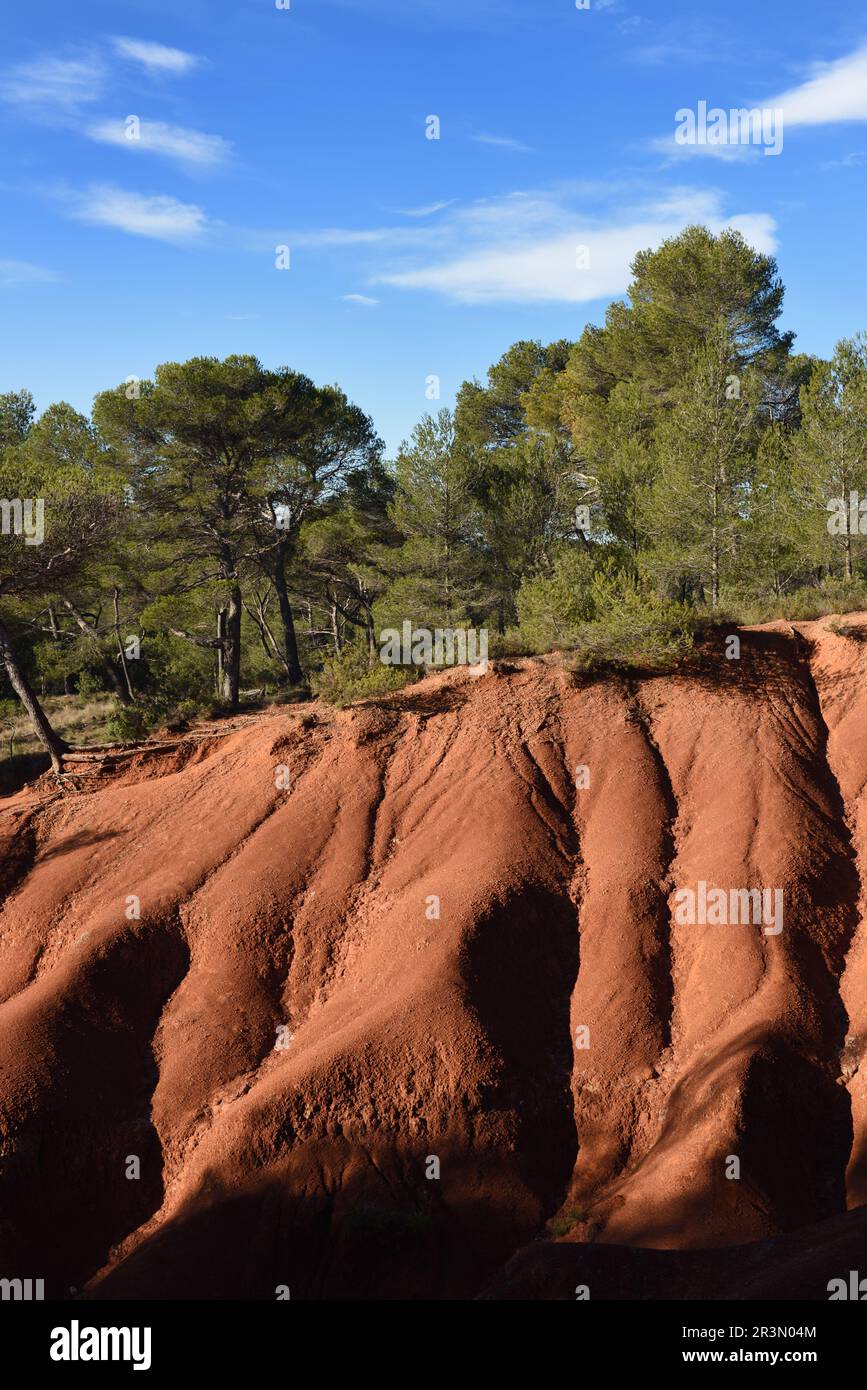 Erose formazioni di Ochre Clay nel Canyon des Terres Rouges a sud-est del Monte Sainte Victoire vicino Aix-en-Provence Provenza Foto Stock