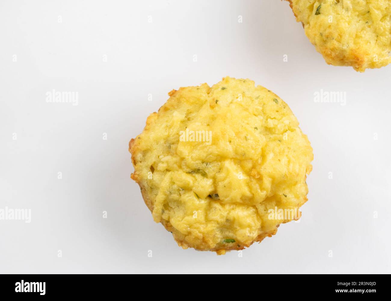 Muffin al formaggio isolati su fondo bianco con spazio copia Foto Stock