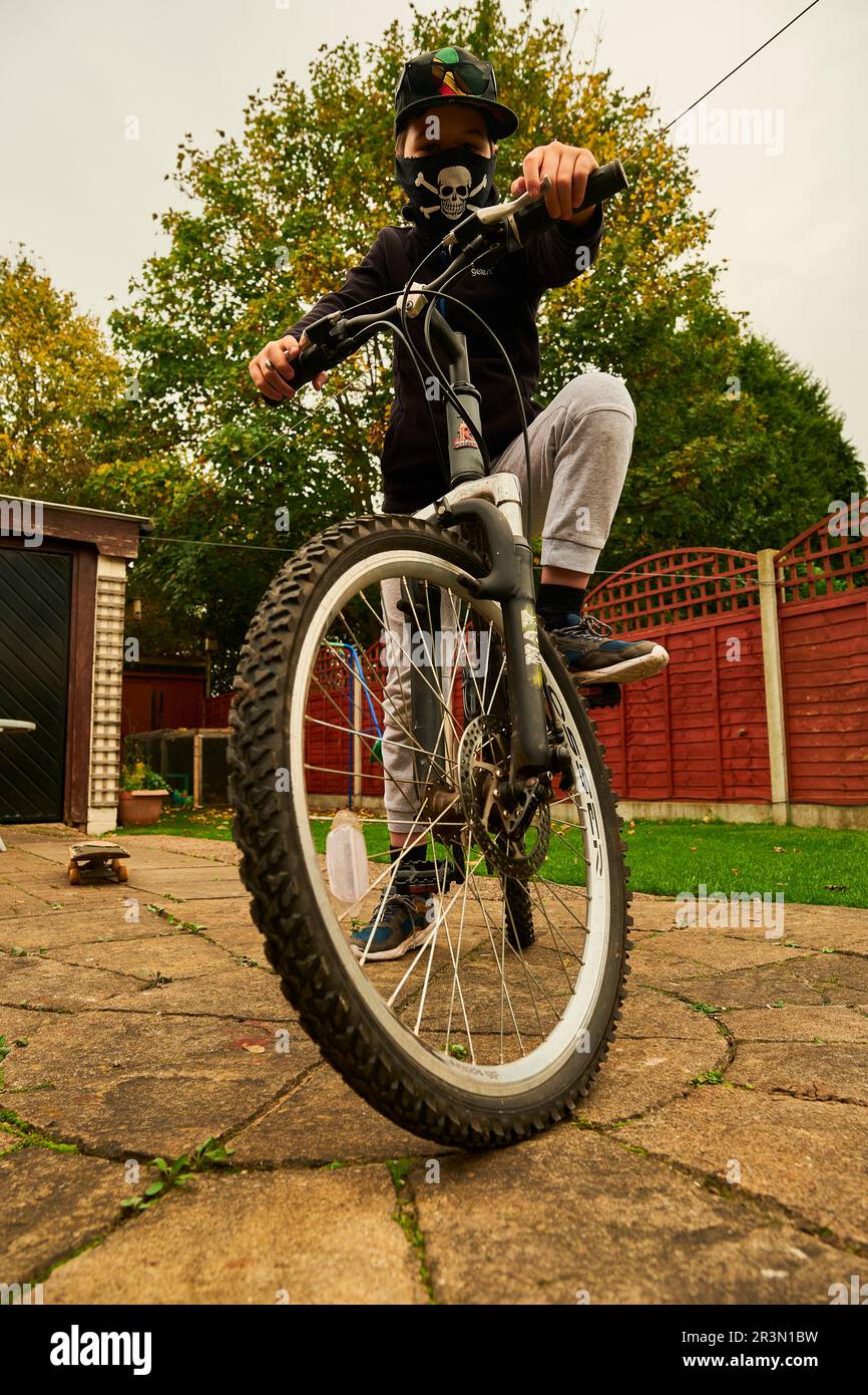 Kid su una bici Foto Stock