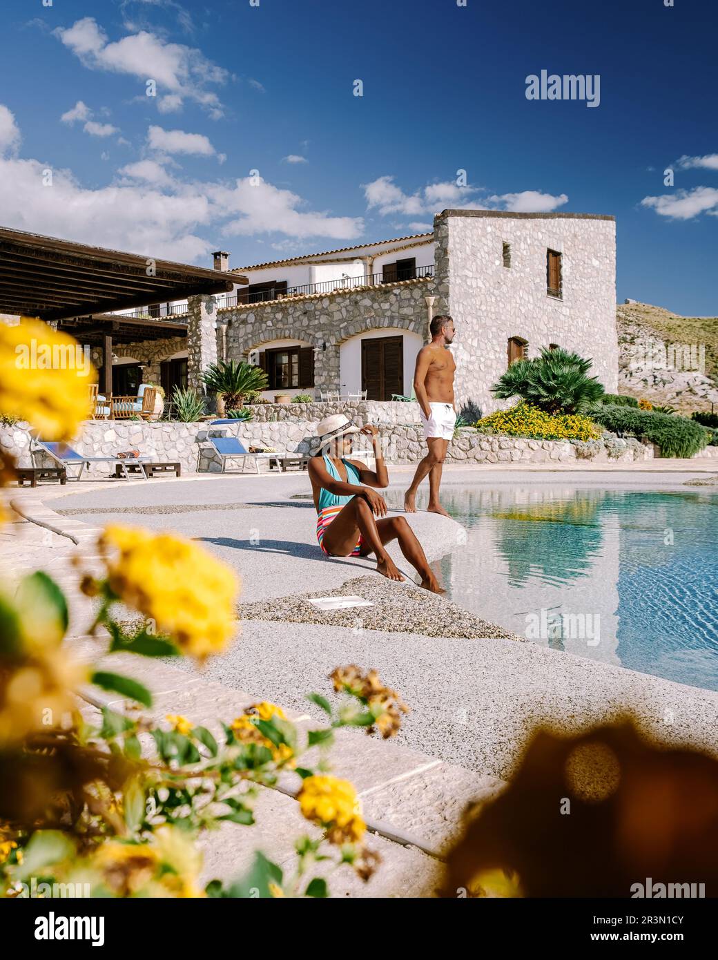 Un paio in vacanza in Agriturismo Siciliano relax in piscina, bed and breakfast Sicilia Italia Foto Stock