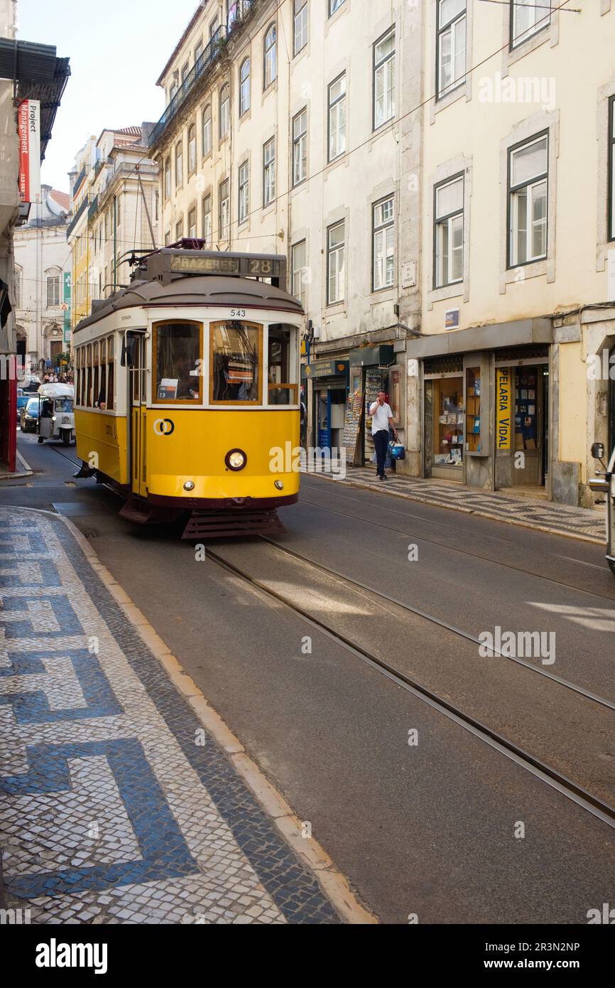 Famoso tram numero 28 giallo e bianco sulla Rua da Conceição nel centro di Lisbona Foto Stock