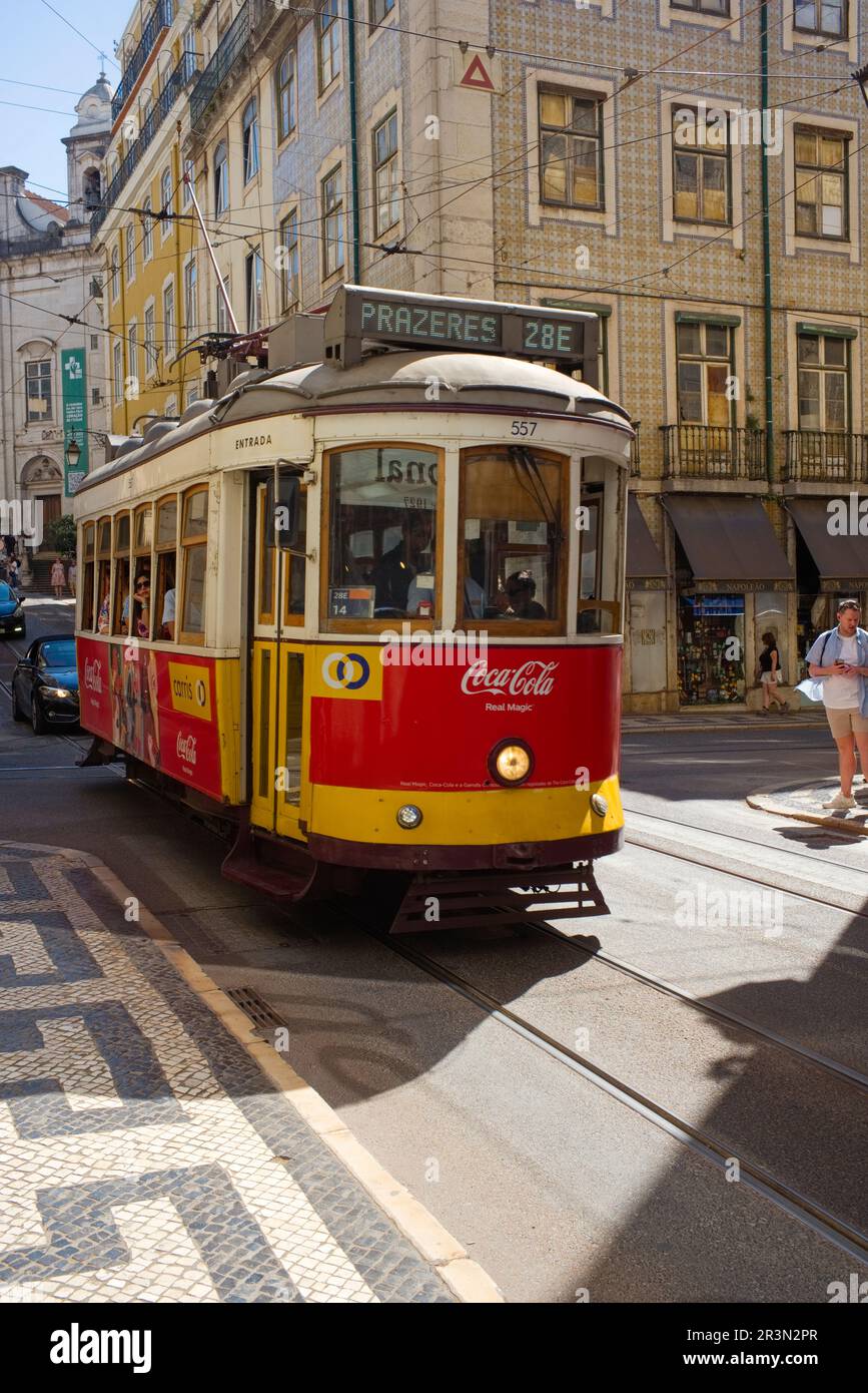 Famoso tram numero 28 sulla Rua da Conceição nel centro di Lisbona con il marchio Coca-Cola Foto Stock
