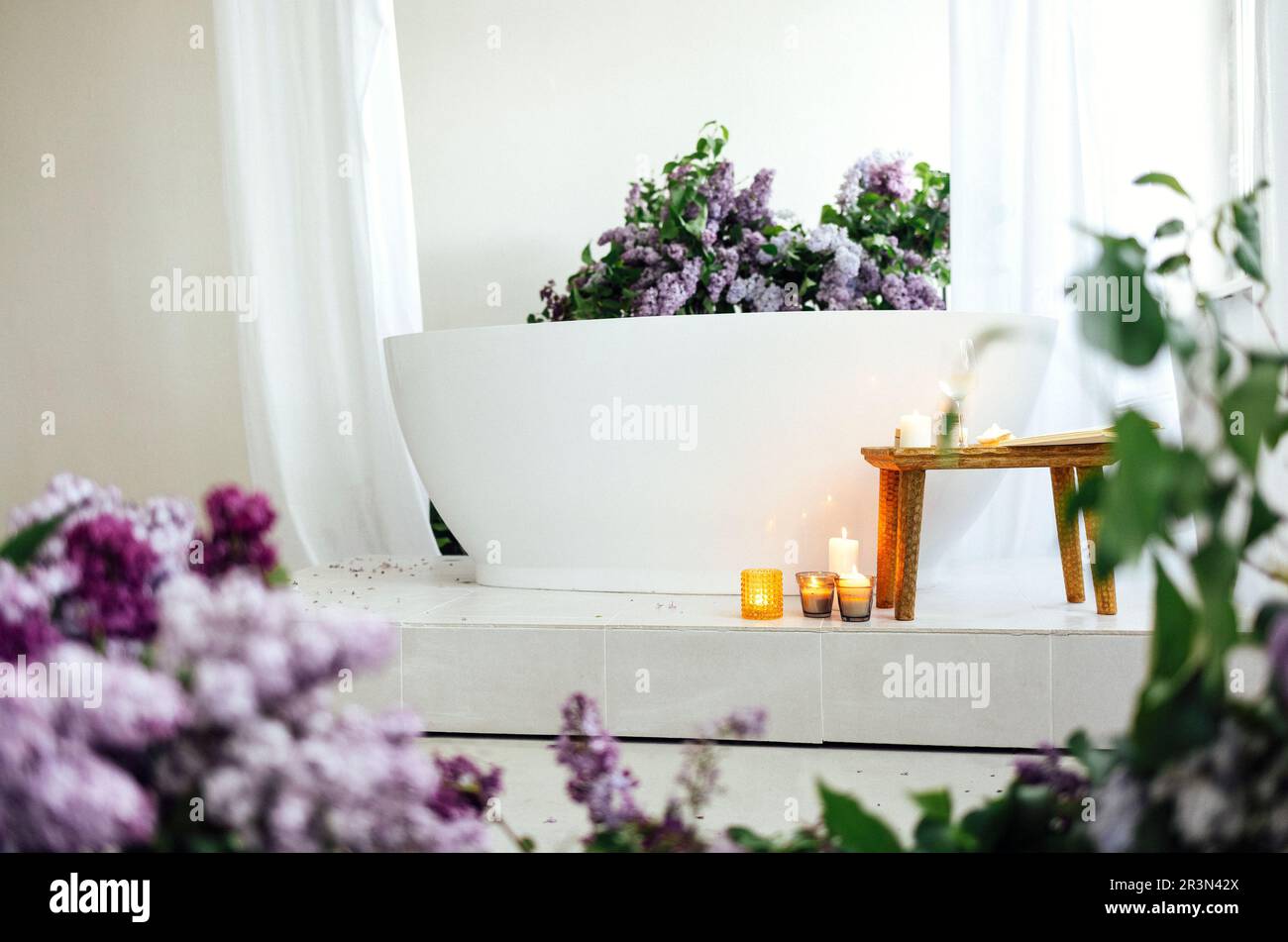 Moderno bagno e centro benessere sulla vasca bianca tavolo in legno. Foto Stock