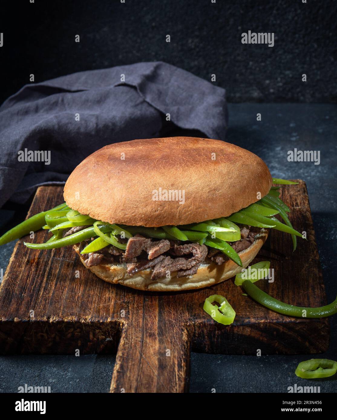 Chacarero sandwich cileno latino-americano con fette di manzo premium e fagiolo verde su sfondo nero. Foto Stock