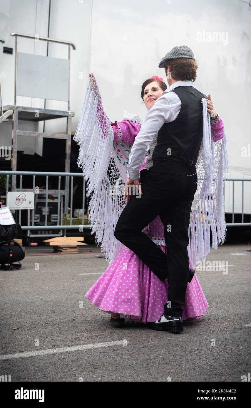 Madrid, Spagna; 14 maggio 2023: Coppia adulta ballando chotis e pasodobles, vestito con i costumi tipici e tradizionali di Madrid, Spagna; in feas Foto Stock