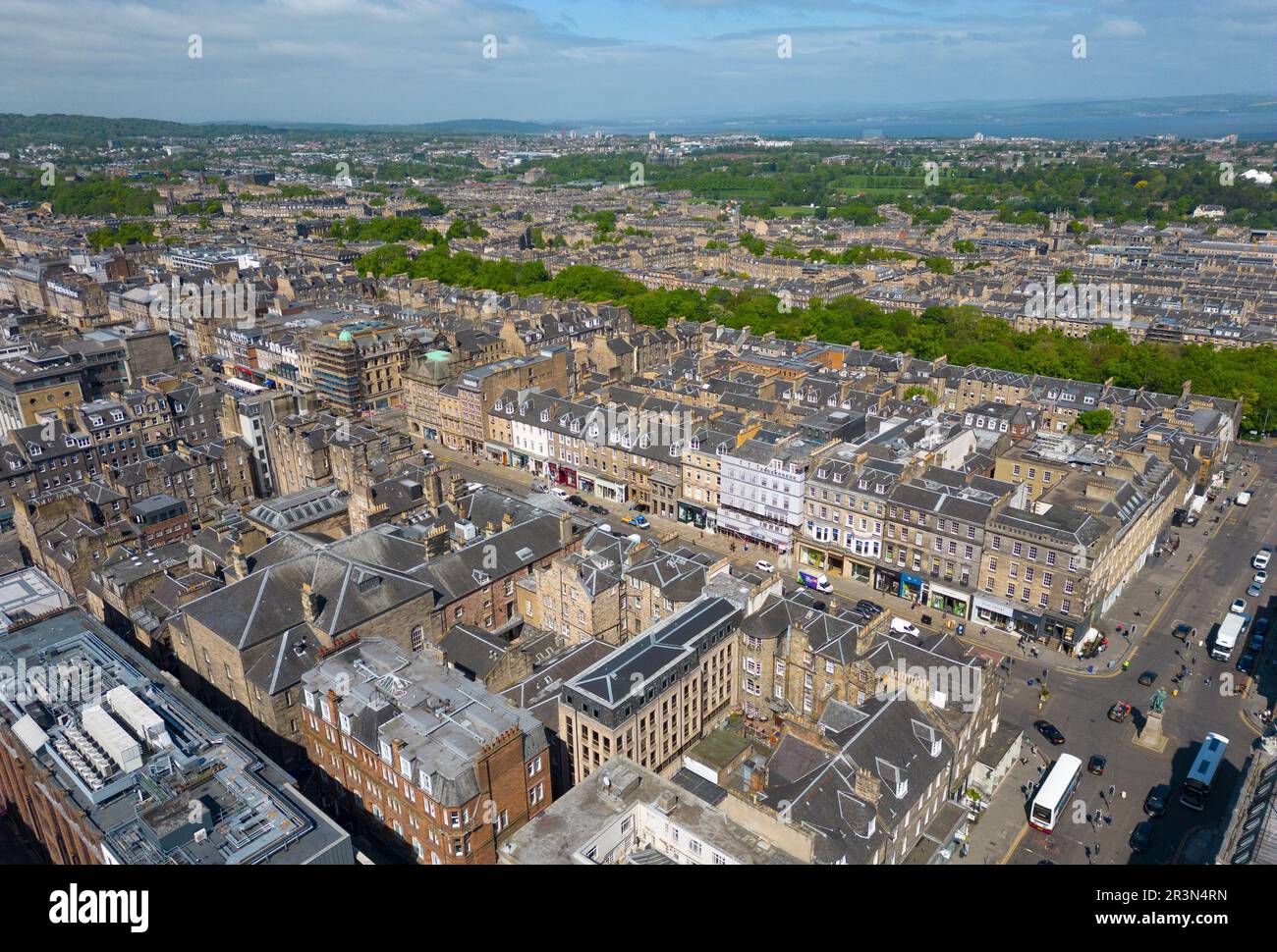 Vista aerea dal drone della New Town a Edimburgo, Scozia, Regno Unito Foto Stock