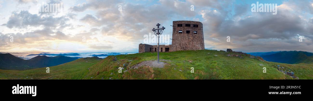 Estate alba osservatorio rovine vista panoramica sulla cima di PIP Ivan montagna con cristianesimo croce vicino (Chornogora Ridge, Carpazi Foto Stock