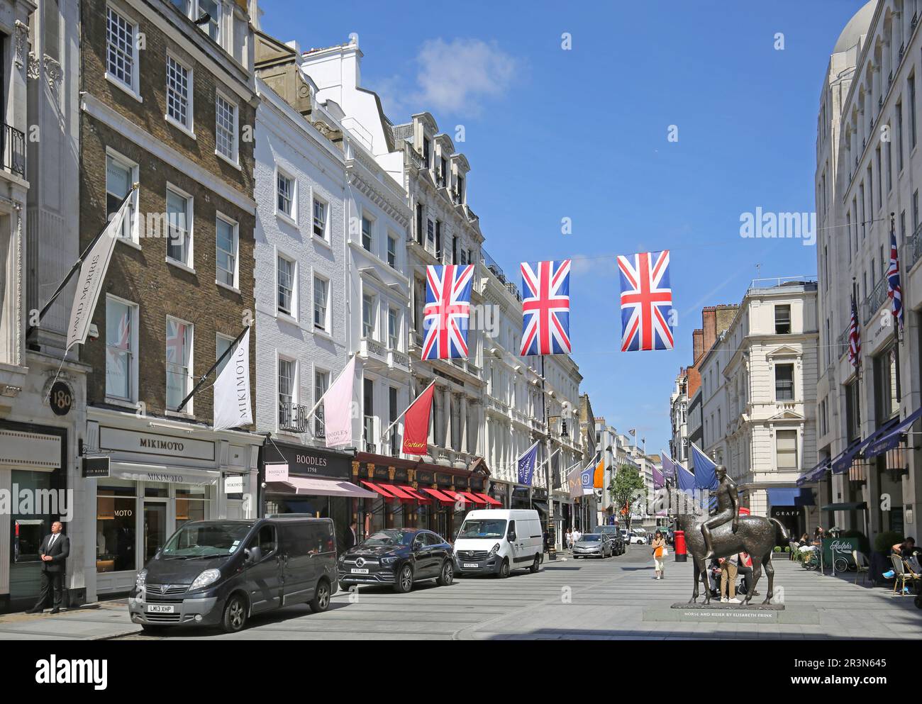 New Bond Street, Londra, Regno Unito, vista nord. Il cuore del quartiere Mayfair. Mostra negozi di lusso tra cui Boutique Cartier (centro) Foto Stock