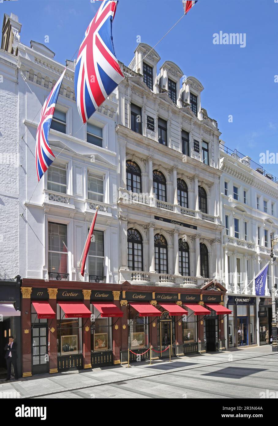 Vista esterna della lussuosa gioielleria Boutique Cartier sulla New Bond Street di Londra, nel cuore del ricco quartiere Mayfair. Foto Stock
