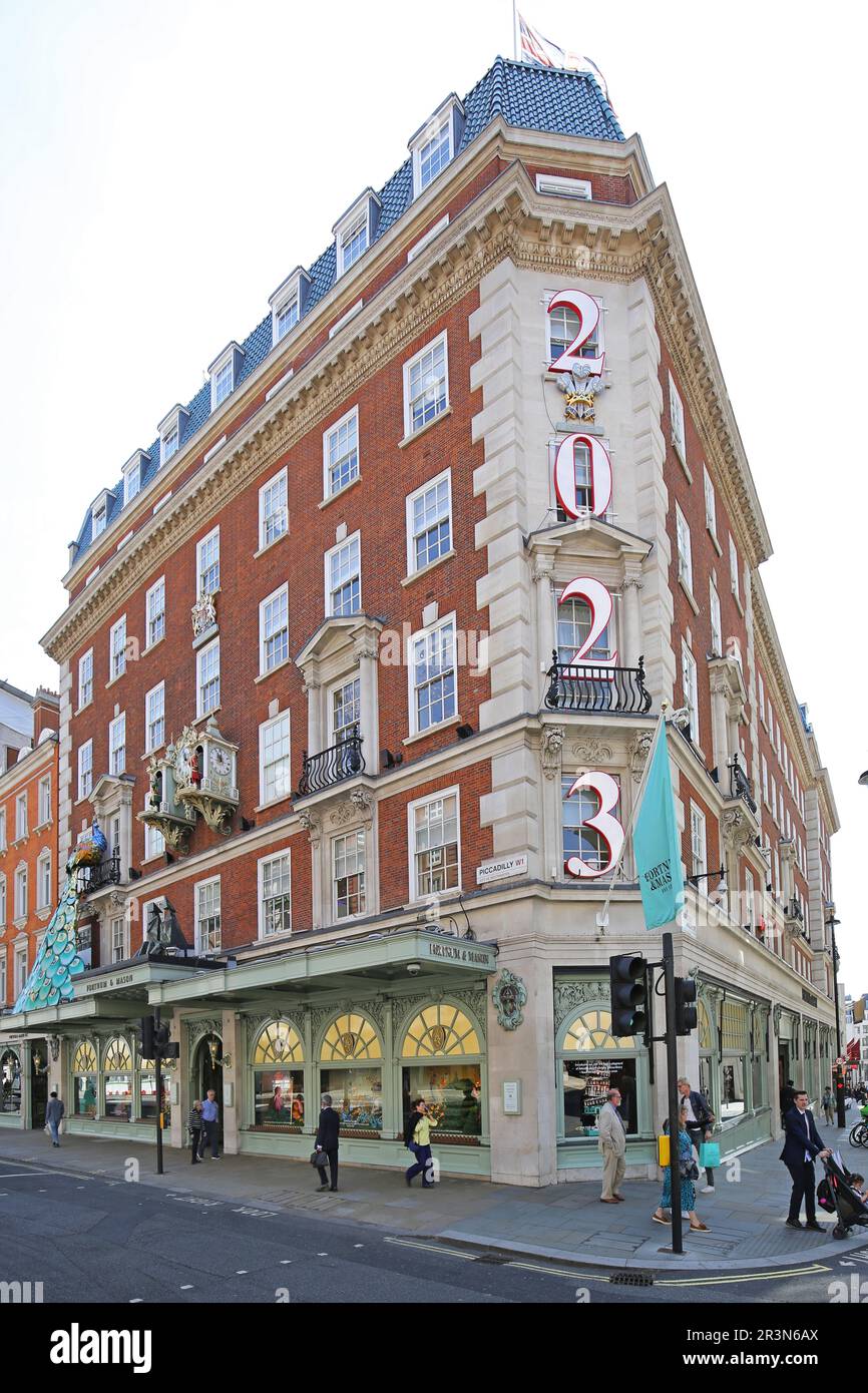 Fortnum e Mason, il famoso negozio di prodotti di lusso e alimentari a Piccaddilly, Londra, Regno Unito. Vista esterna - angolo tra Piccadilly e Duke Street. Foto Stock