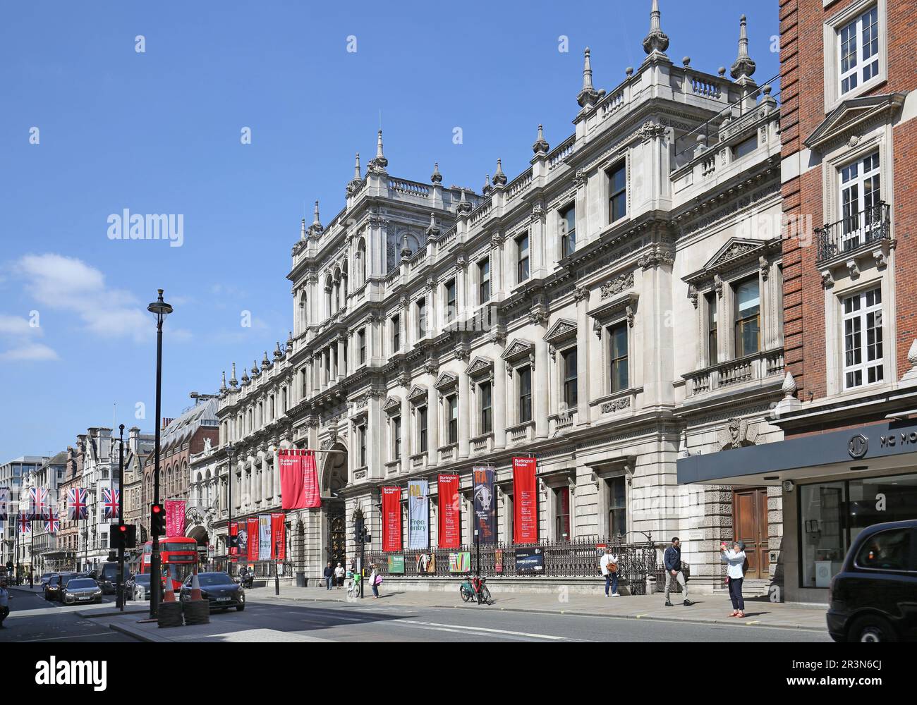 Burlington House, Piccadilly, Londra, Regno Unito. Sede della Royal Academy of Arts Altitudine della strada principale. Foto Stock