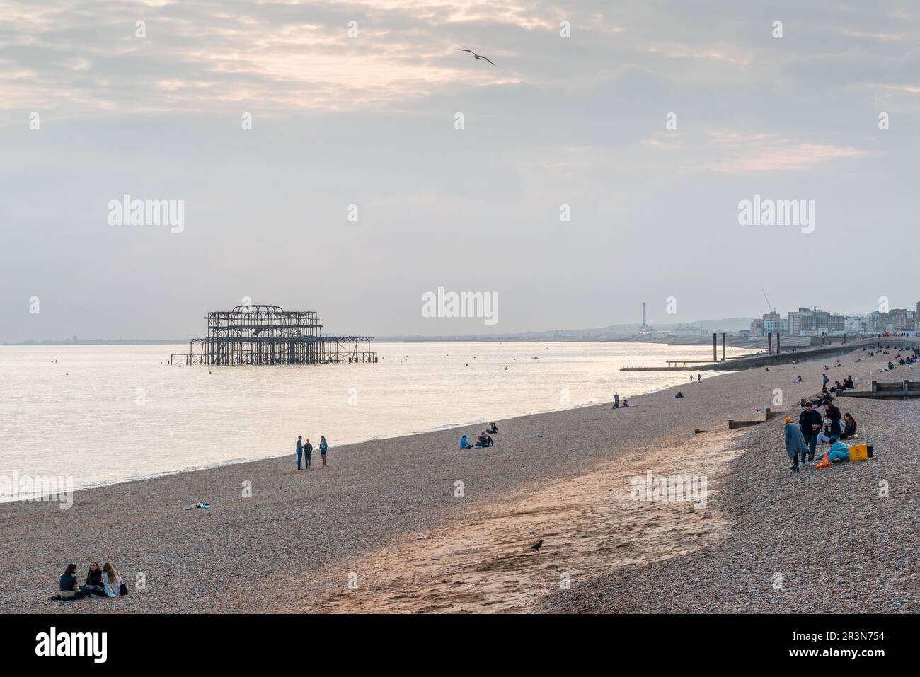I famosi resti di West Pier a Brighton durante una serata di sole e vistosa, Brighton Beach, East Sussex, Inghilterra, Regno Unito Foto Stock