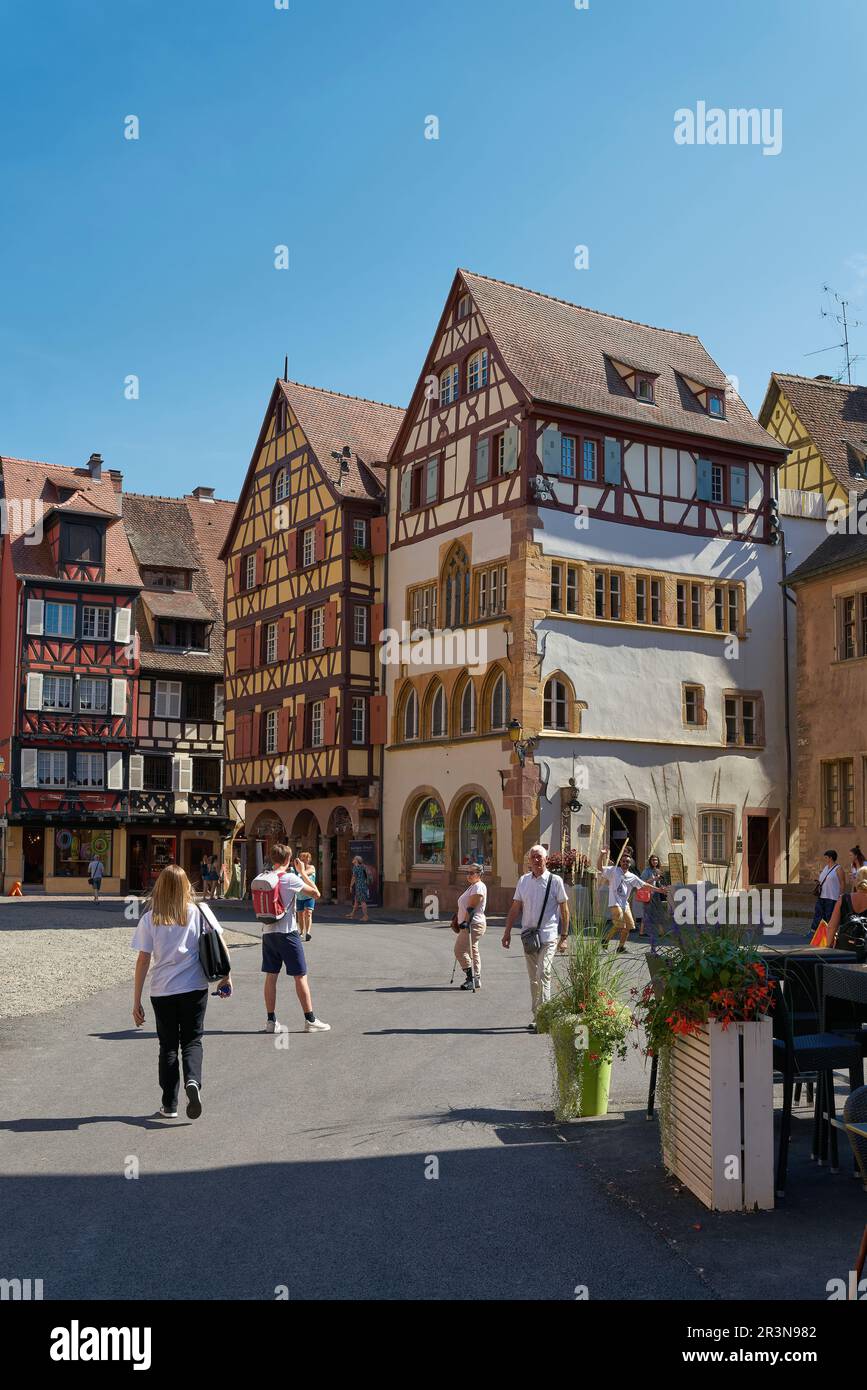 Turisti provenienti da tutto il mondo nella pittoresca città medievale vecchia di Colmar in Francia Foto Stock