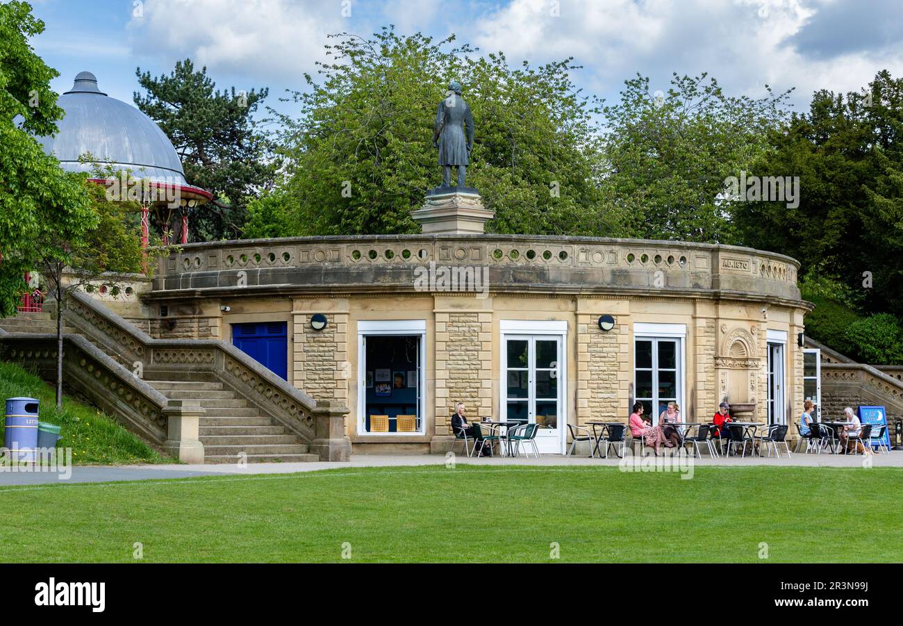 Il caffè Half Moon nel Roberts Park, Saltaire. Questo edificio classificato di II grado fu originariamente costruito nel 1871, da Sir Tito Salt, come padiglione di cricket. Foto Stock