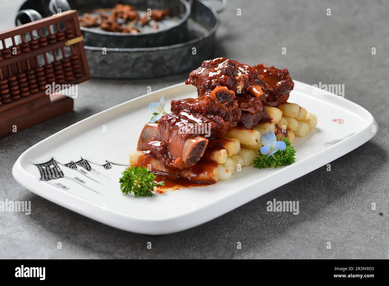 Costolette di maiale agrodolce e dolci con torta di riso Foto Stock