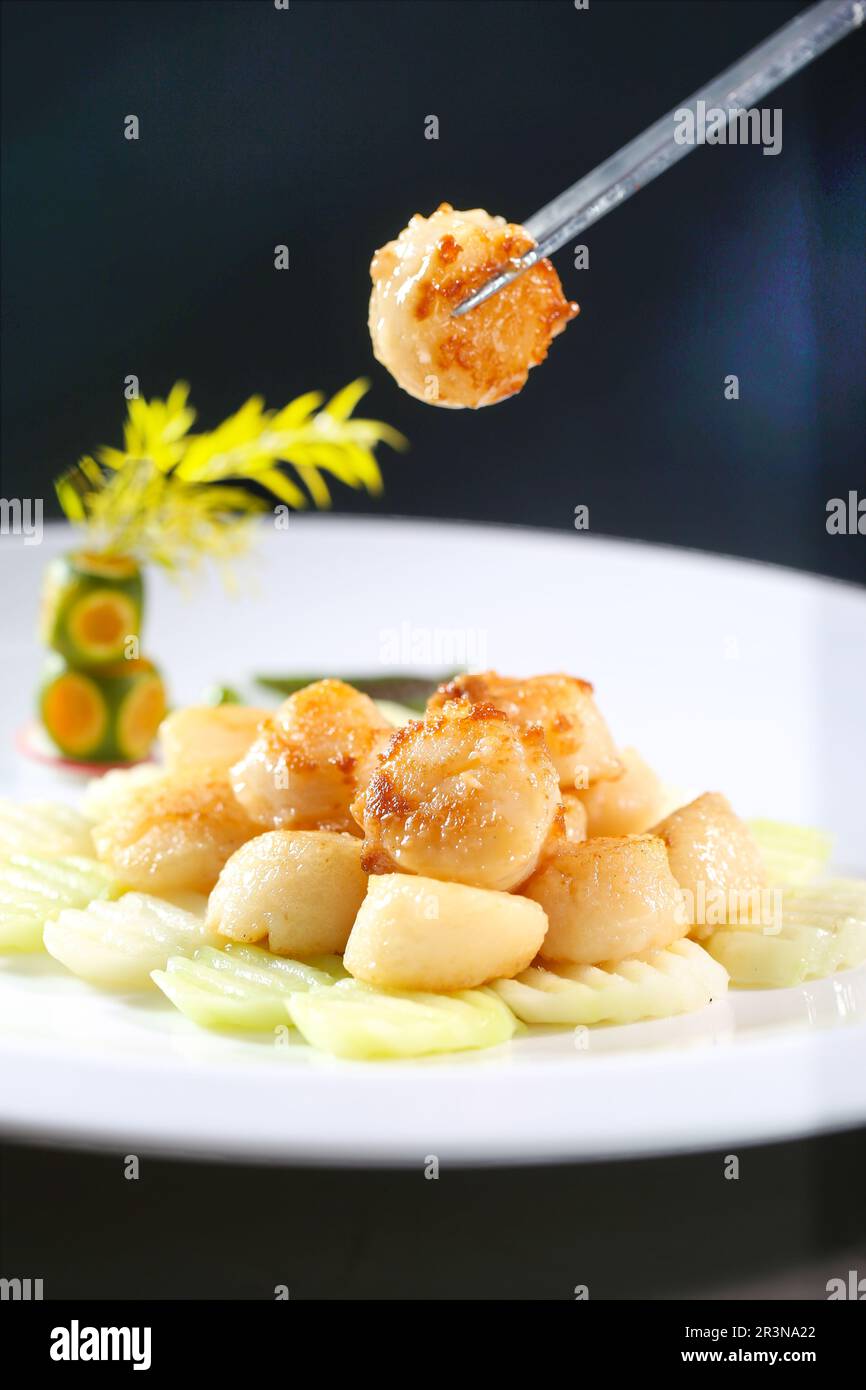 Mescolare le capesante fritte con i broccoli cinesi (Gai LAN) Foto Stock