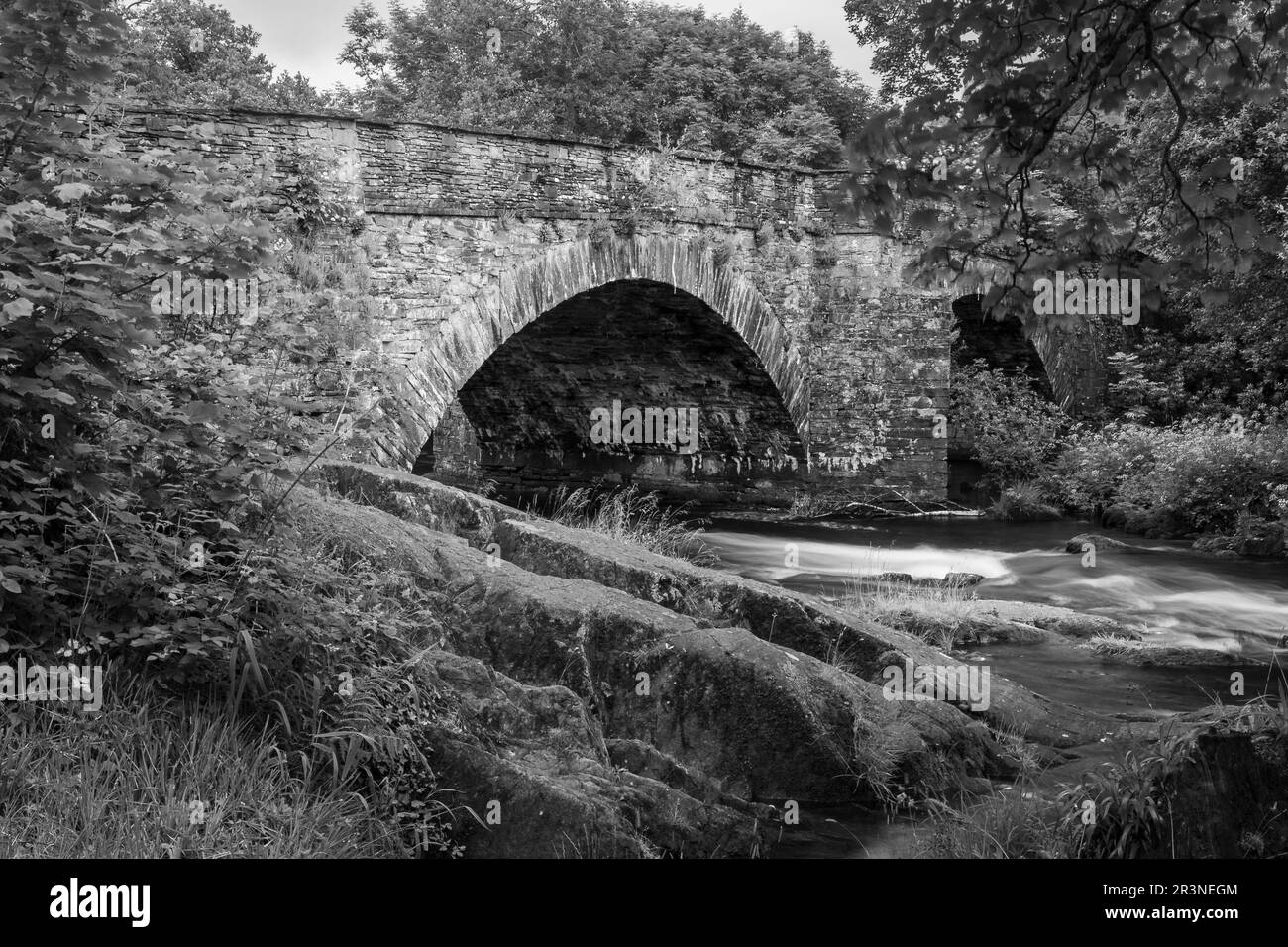 Il fiume Brathay che scorre sotto il ponte Skelwith Foto Stock