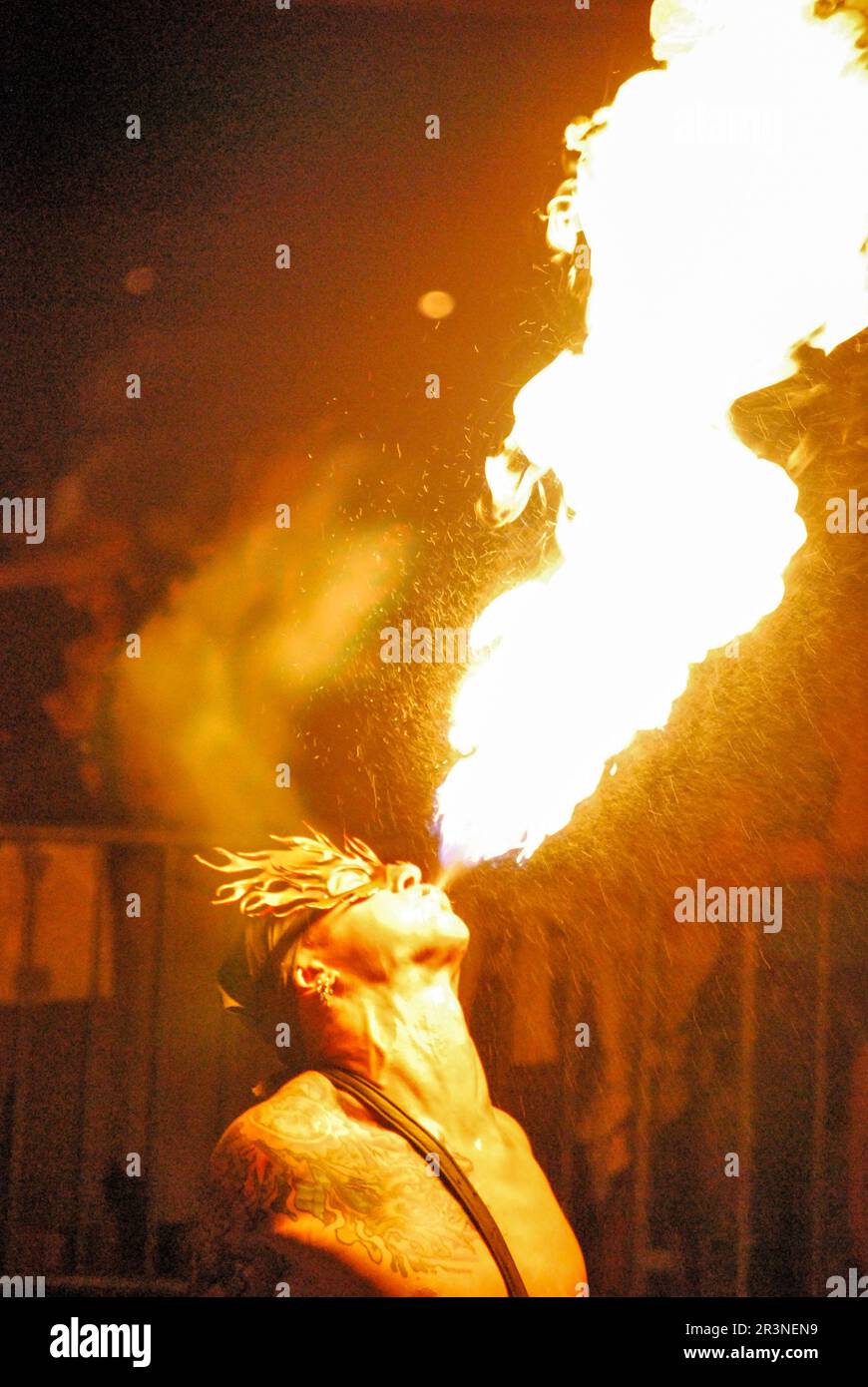 Uomo che respira il fuoco nell'aria Foto Stock